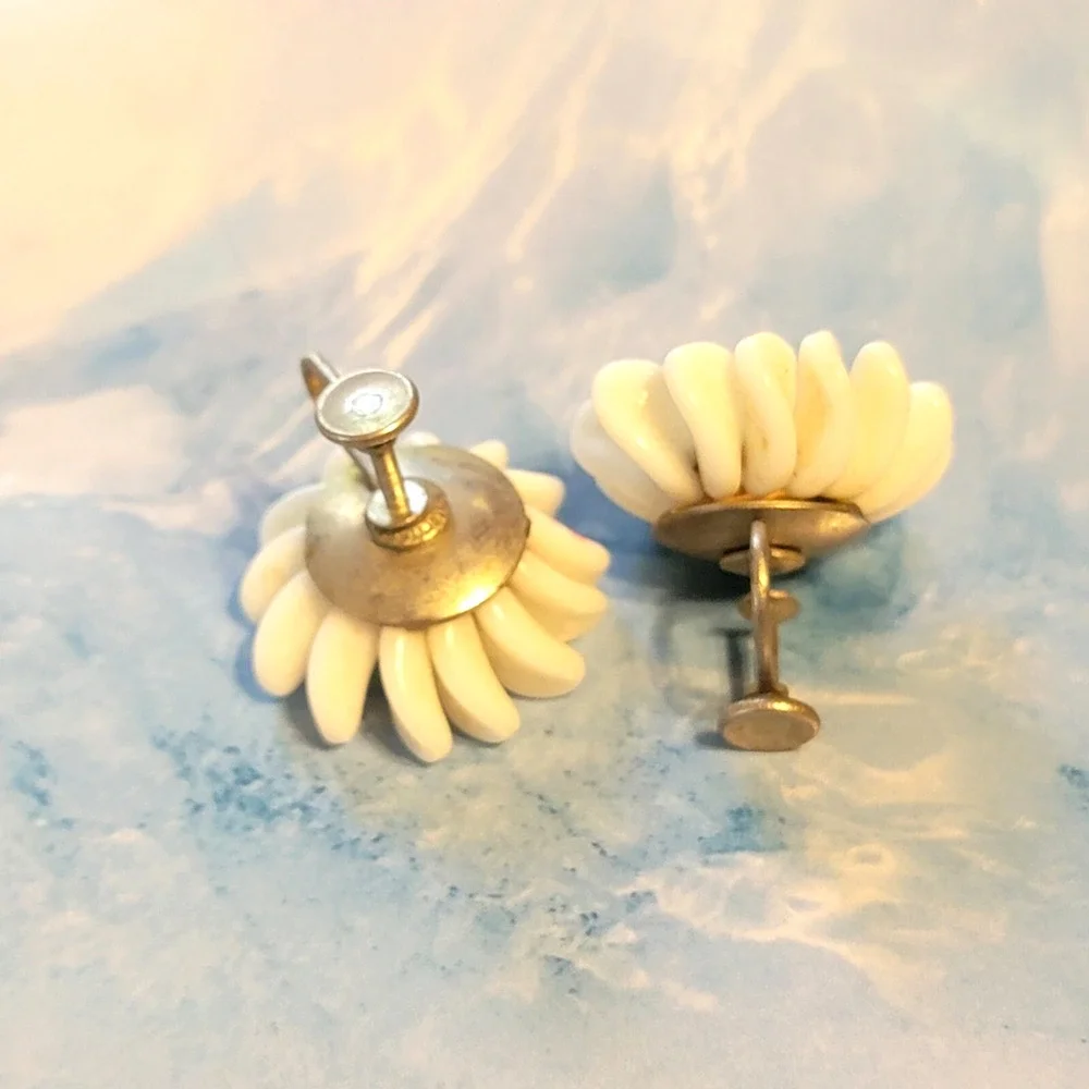 Vintage White Flower Earrings Milk Glass Mid-Century Screw Back‎ 1